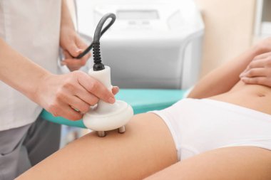 Güzellik salonunda antiselülit masajı uygulanan güzel kadın