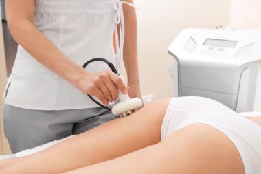 Güzellik salonunda antiselülit masajı uygulanan güzel kadın