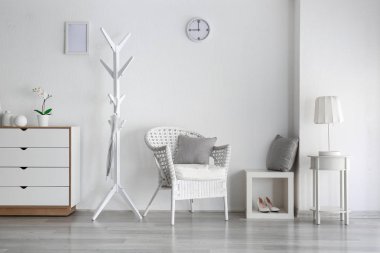 Modern salonun iç mimarisi.