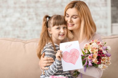 Küçük kız annesi evde tebrik