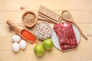 Ahşap masada farklı sağlıklı yiyecekler