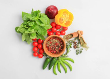 Hafif arka planda sebze ve baharatlar ile taze otlar