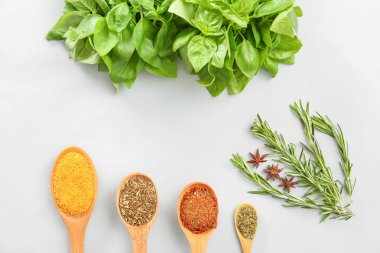 Hafif arka planda baharatlı taze otlar