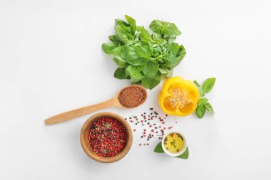 Hafif arka planda biber, yağ ve baharat ile taze otlar