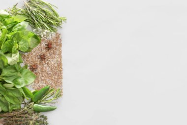 Hafif arka planda baharatlı taze otlar