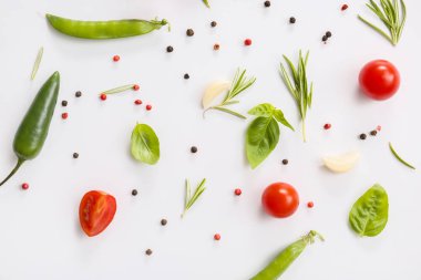 Hafif arka planda sebze ve baharatlar ile taze otlar