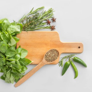 Hafif arka planda taze otlar ve baharatlar ile Ahşap tahta