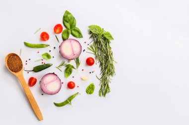 Hafif arka planda sebze ve baharatlar ile taze otlar