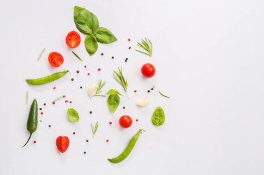 Hafif arka planda sebze ve baharatlar ile taze otlar