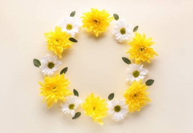 Güzel çiçek kompozisyon renk arka plan üzerinde