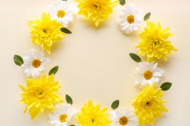 Güzel çiçek kompozisyon renk arka plan üzerinde