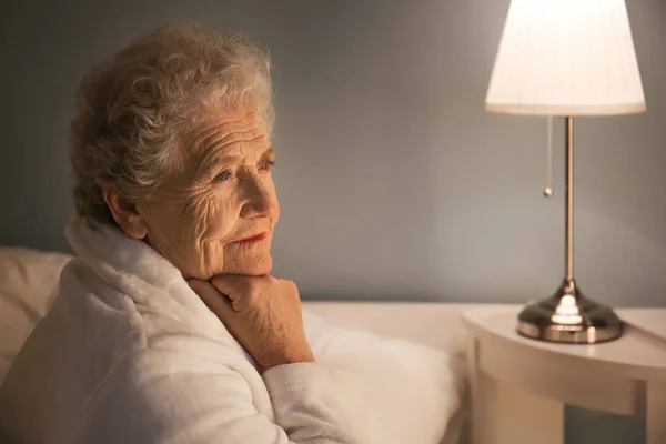 Donna anziana che soffre di insonnia di notte — Foto Stock