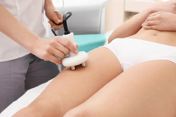 Mooie vrouw ondergaat procedure van anticellulite massage in schoonheidssalon — Stockfoto