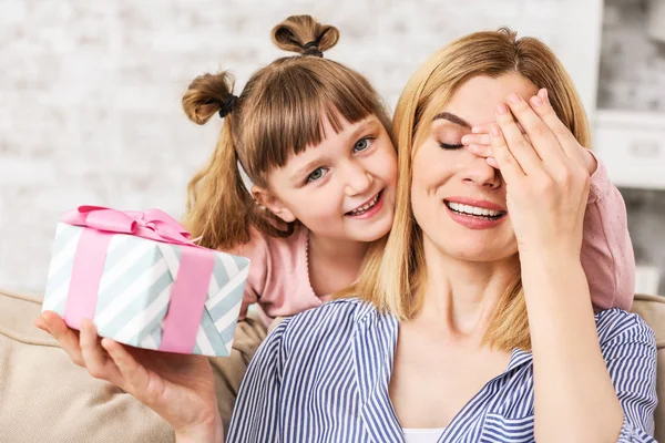 Little girl greeting her mother at home — Stock Photo, Image