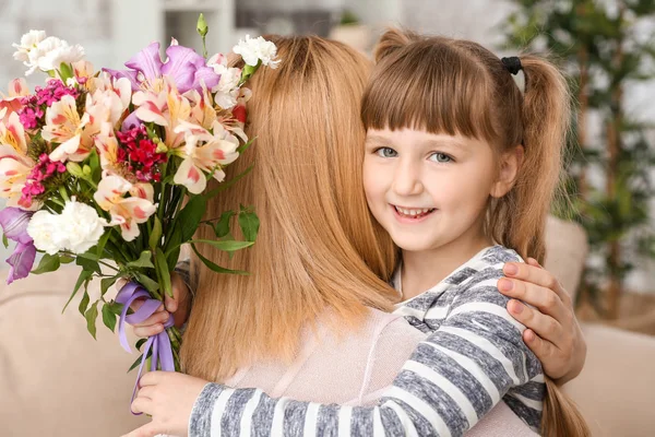 Little girl greeting her mother at home — Stock Photo, Image