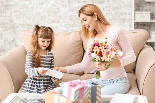 Niña saludando a su madre en casa — Foto de Stock