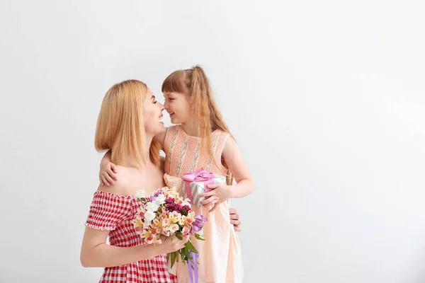 Petite fille saluant sa mère sur fond clair — Photo