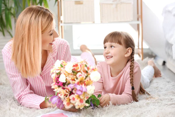 Little girl greeting her mother at home — Stock Photo, Image