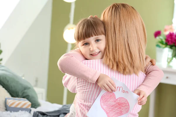 Bambina che saluta sua madre a casa — Foto Stock