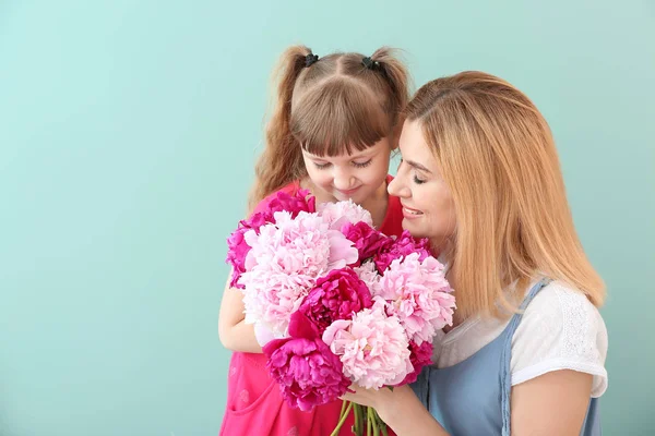 Niña saludando a su madre sobre fondo de color — Foto de Stock