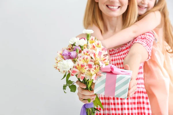 Niña saludando a su madre sobre fondo claro — Foto de Stock