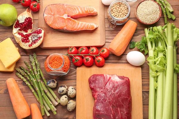 Diversi alimenti sani sulla tavola di legno — Foto Stock