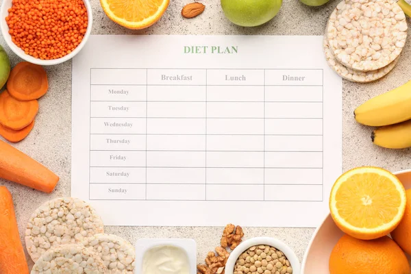 Verschillende gezonde voeding met dieet plan op grijze tafel — Stockfoto