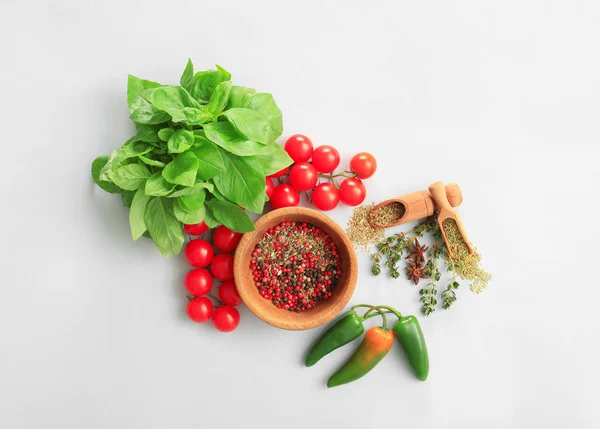 Ervas aromáticas frescas com legumes e especiarias sobre fundo claro — Fotografia de Stock