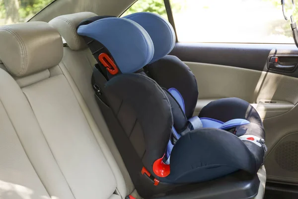 차에 아이 위한 안전 좌석 — 스톡 사진