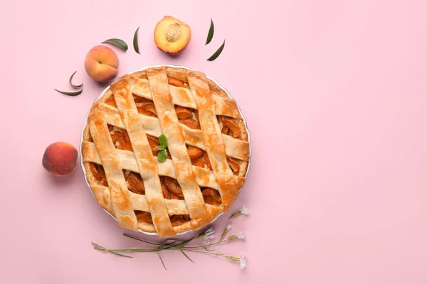 Tasty peach pie on color background — Stock Photo, Image