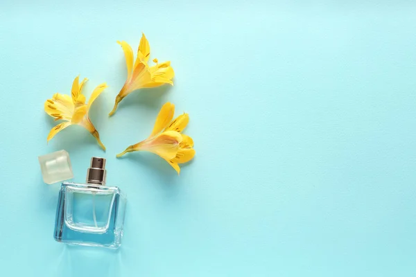 Mooie compositie met bloemen en parfum op kleur achtergrond — Stockfoto