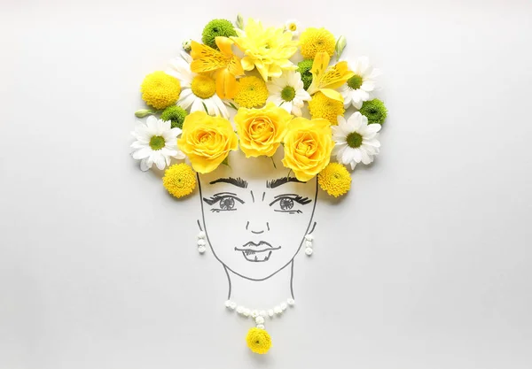 Hermosa composición con rostro femenino dibujado y flores sobre fondo blanco —  Fotos de Stock