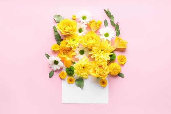 Vacker komposition med blommor och kuvert på färg bakgrund — Stockfoto