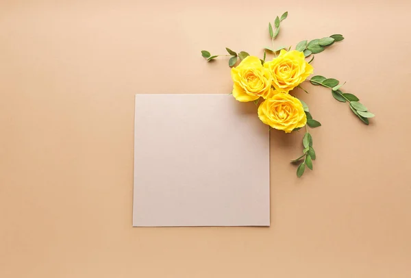 Mooie compositie met bloemen en blanco kaart op kleur achtergrond — Stockfoto