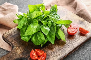 Masada domates ve taze fesleğen ile Kesme tahtası