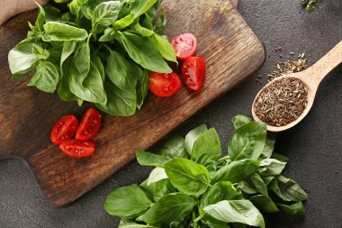 Masada domates, taze fesleğen ve baharatlar ile kesme tahtası