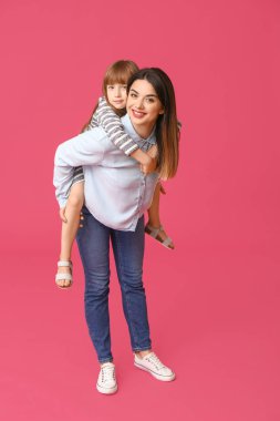 Mutlu anne ve kızı renk arka plan üzerinde portresi