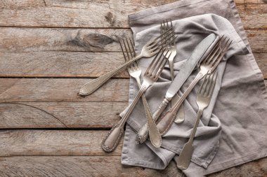 Ahşap arka planda gümüş çatal bıçak takımı