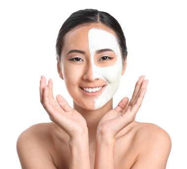 Beyaz arka planda yüz maskesi ile güzel Asyalı kadın