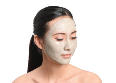 Beyaz arka planda yüz maskesi ile güzel Asyalı kadın