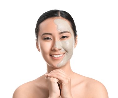 Beyaz arka planda yüz maskesi ile güzel Asyalı kadın