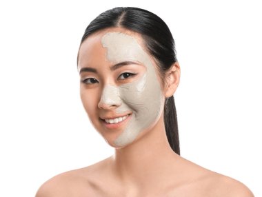 Beyaz arka planda yüz maskesi ile güzel Asyalı kadın