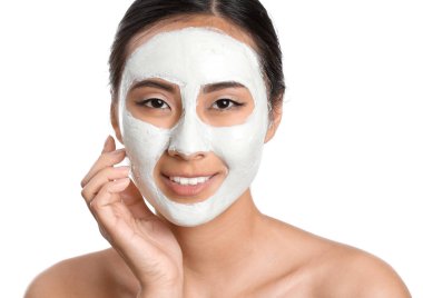 Beyaz arka planda yüz maskesi ile güzel Asyalı kadın