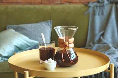 Chemex ve cam odada masada sıcak kahve ile