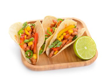 Beyaz arka planda lezzetli taze tacos ile Tabak