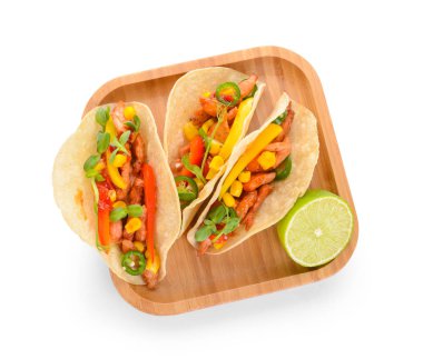 Beyaz arka planda lezzetli taze tacos ile Tabak