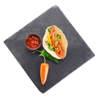 Beyaz arka plan üzerinde lezzetli taze taco ve sos ile kayrak plaka