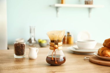 Ahşap masada sıcak kahve ile Chemex