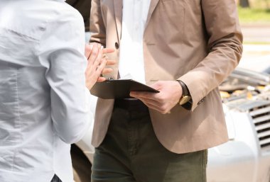 Kaza sonrası aracın yanında sigorta acentesi ve kadın
