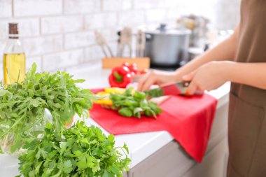 Mutfakta masada farklı taze otlar